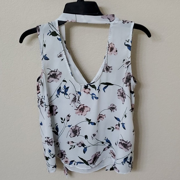 Moda Ruffle v-neck collar, tie front tank top - Picture 2 of 4